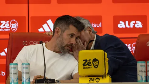 Pezzolano é apresentado como novo técnico do Internacional ao lado de Abel Braga (Imagem: Filipe Maciel / Internacional)
