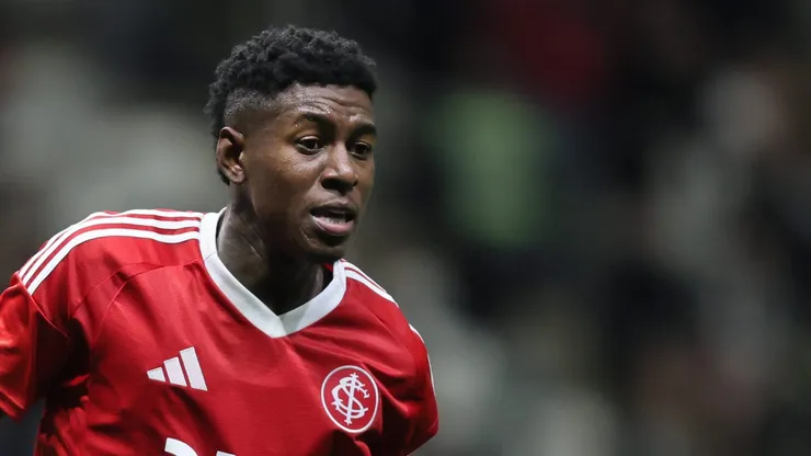 MG - BELO HORIZONTE - 12/06/2025 - BRASILEIRO A 2025, ATLETICO-MG X INTERNACIONAL - Vitao jogador do Internacional durante partida contra o Atletico-MG no estadio Arena MRV pelo campeonato Brasileiro A 2025. Foto: Gilson Lobo/AGIF