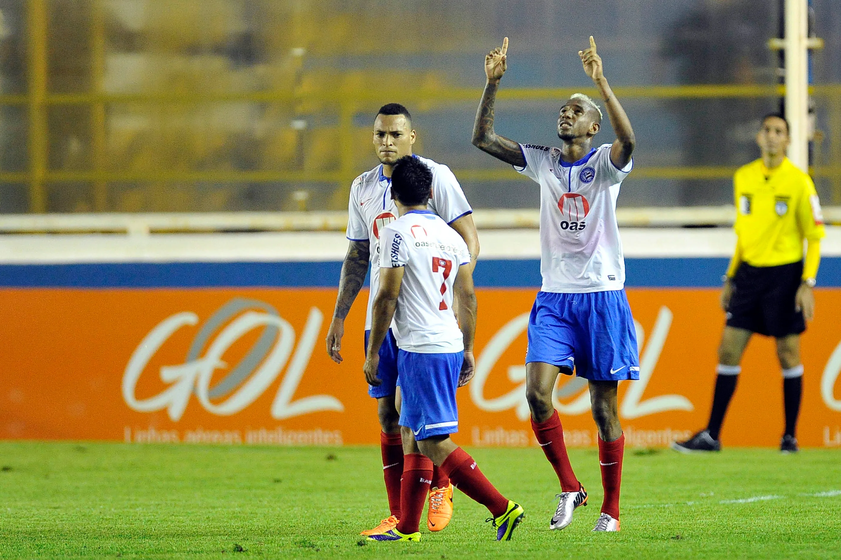 MACAE – RJ – 21/05/2014 – BRASILEIRO A 2014/FLAMENGO X BAHIA – Talisca do Bahia comemora seu gol durante partida contra o Flamengo pelo Campeonato Brasileiro A 2014 no estadio Claudio Moacyr. Foto: Fabio Castro/AGIF