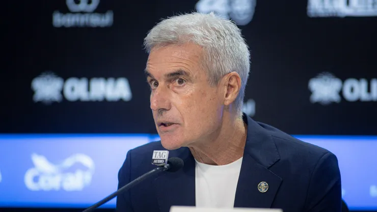 RS - PORTO ALEGRE - 22/12/2025 - GREMIO, APRESENTACAO DE LUIS CASTRO - Luis Castro fala aos jornalistas durante sua apresentacao oficial como tecnico do Gremio em coletiva de imprensa realizada no Arena do Gremio. Foto: Maxi Franzoi/AGIF