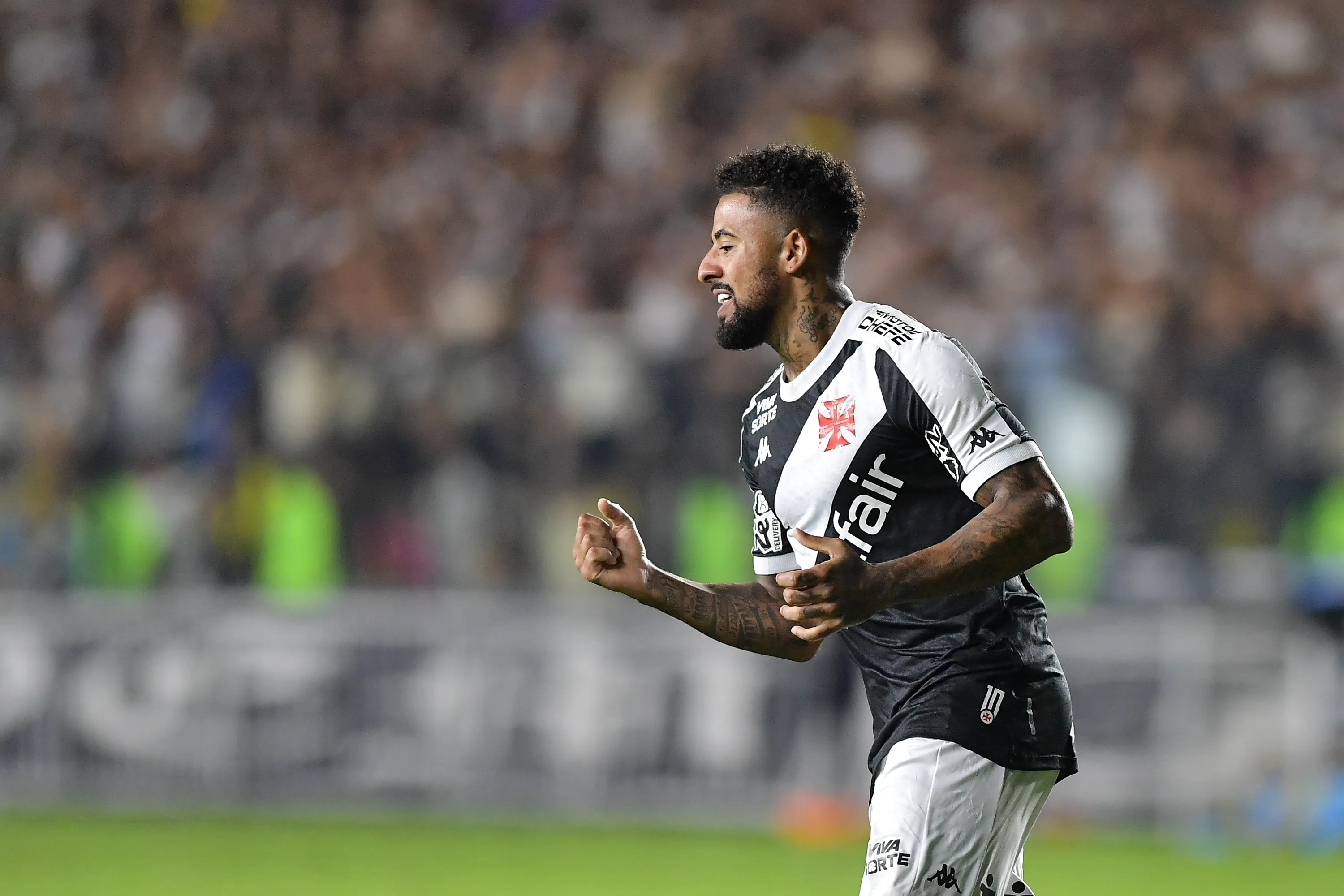 Paulinho atuando no Vasco em 2025 –  Foto: Thiago Ribeiro/AGIF