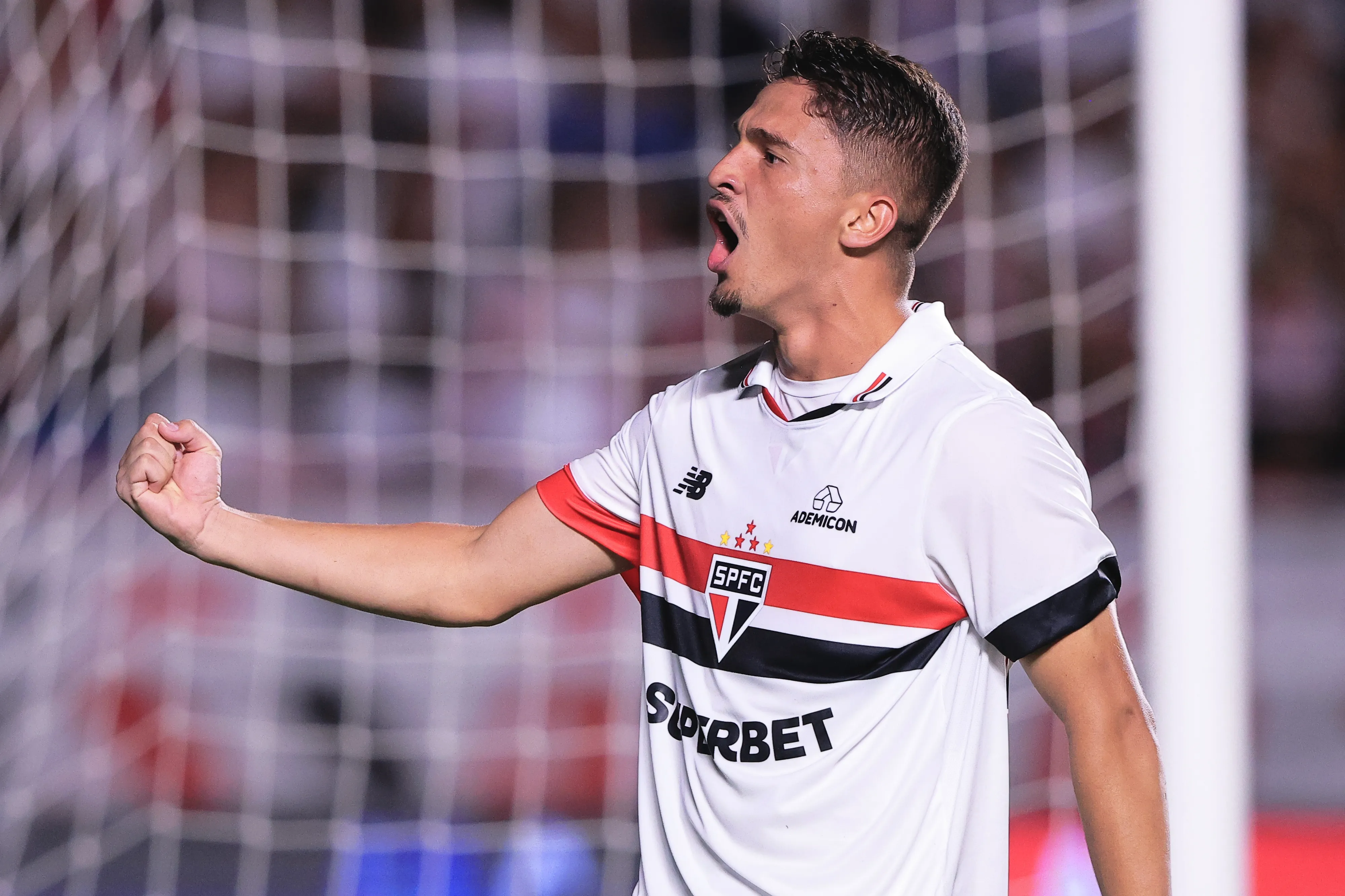 Pablo Maia com a camisa do São Paulo –  Foto: Ettore Chiereguini/AGIF