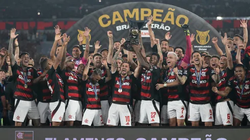 Arrascaeta jogador do Flamengo levanta a taca de campeao durante cerimonia de premiacao ao final da partida contra o Ceara no estadio Maracana pela decisao do campeonato Brasileiro A 2025. Foto: Jorge Rodrigues/AGIF