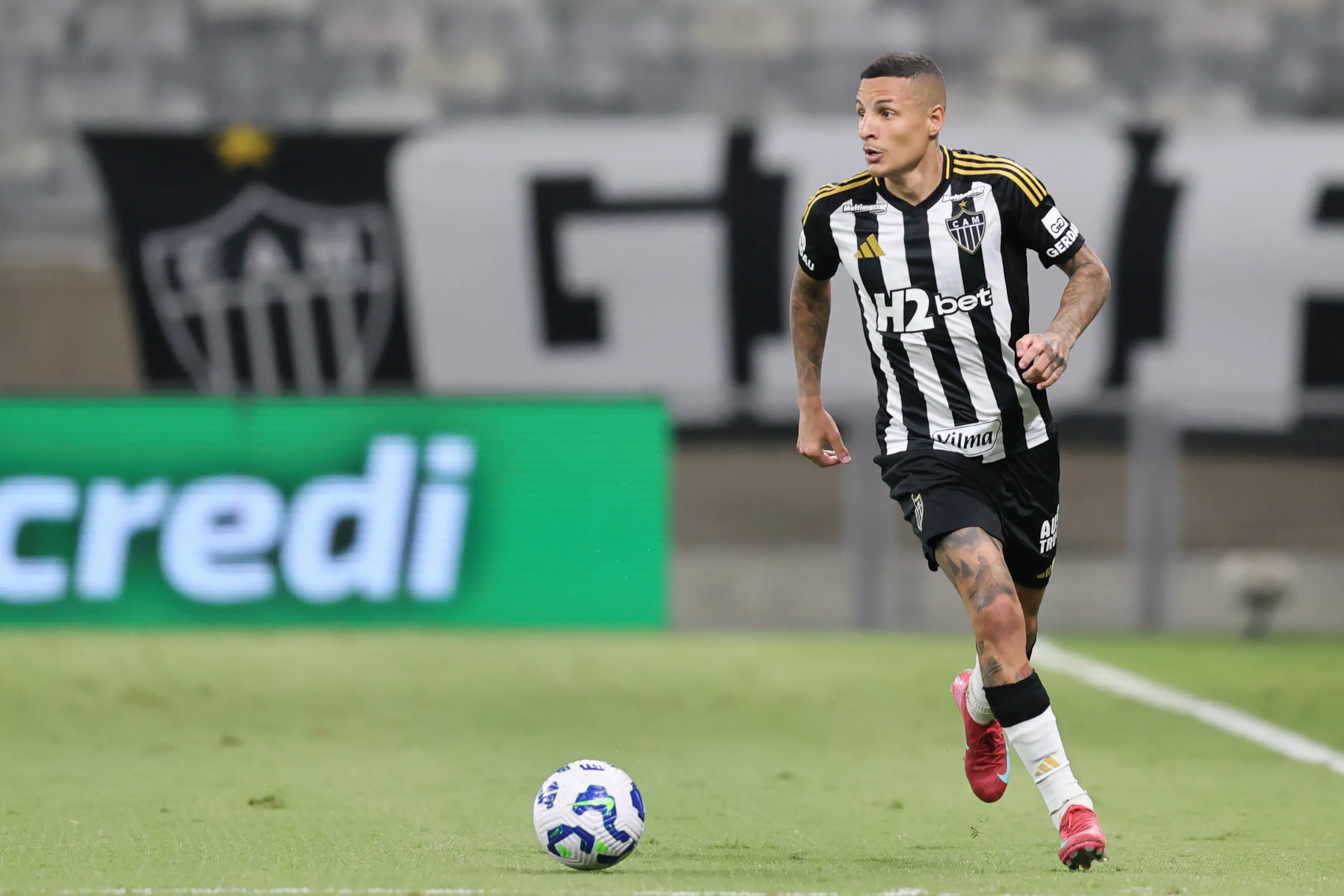 Guilherme Arana com a camisa do Atlético-MG – Foto: Gilson Lobo/AGIF