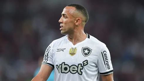 Marcal jogador do Botafogo durante partida contra o Flamengo no estadio Maracana pelo campeonato Brasileiro A 2025. Foto: Thiago Ribeiro/AGIF
