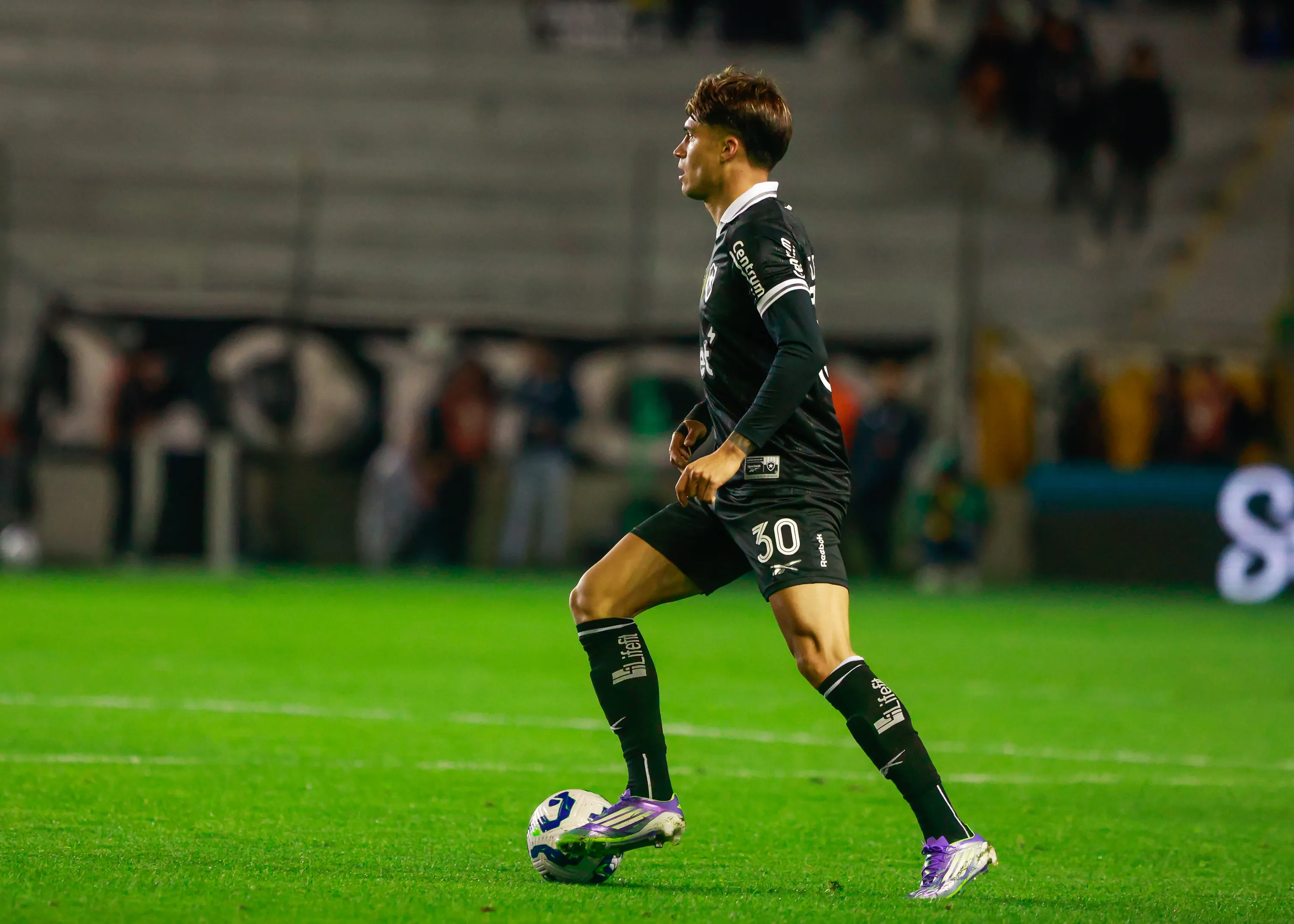 Joaquim Correa jogador do Botafogo durante partida contra o Juventude no estadio Alfredo Jaconi pelo campeonato Brasileiro A 2025. Foto: Luiz Erbes/AGIF