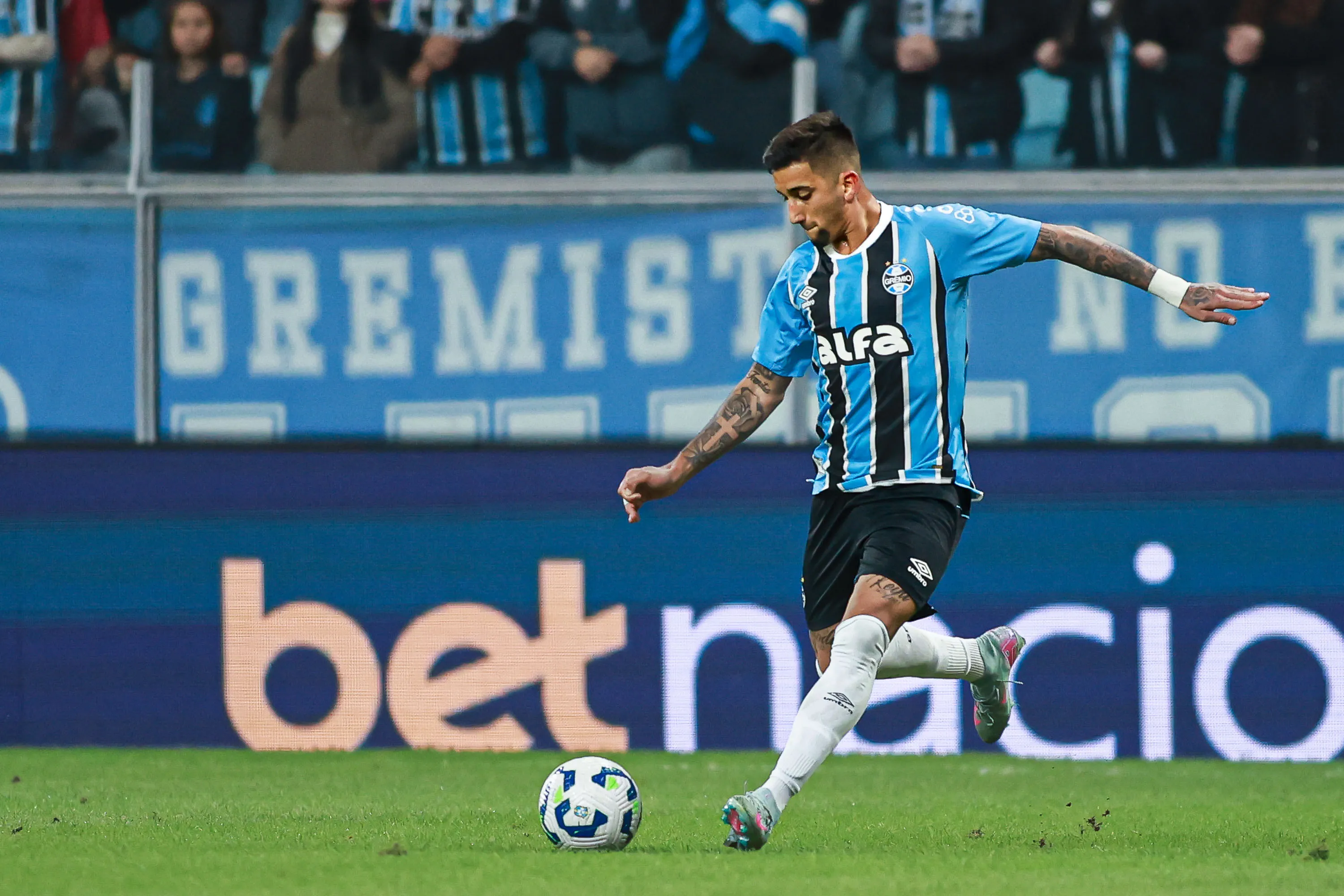 Cristian Olivera jogador do Gremio durante partida contra o Corinthians no estadio Arena do Gremio pelo campeonato Brasileiro A 2025. Foto: Maxi Franzoi/AGIF