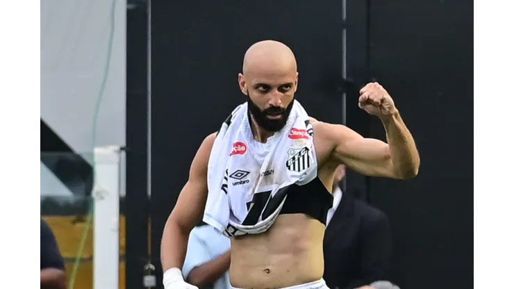 Thaciano jogador do Santos comemora seu gol durante partida contra o Cruzeiro no estadio Vila Belmiro pelo campeonato Brasileiro A 2025. Foto: Jota Erre/AGIF