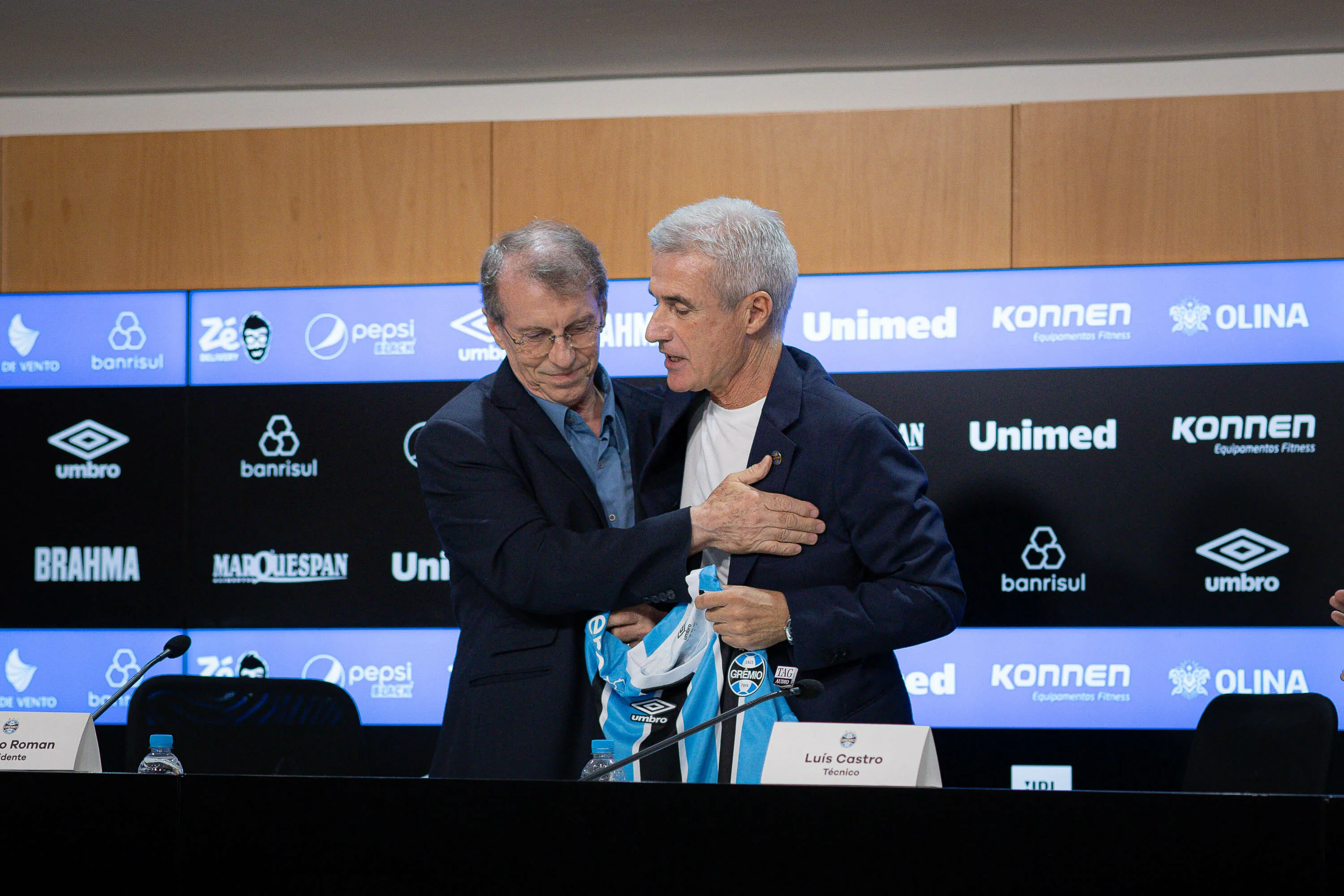 Apresentação de Luís Castro no Grêmio. Foto: Maxi Franzoi/AGIF