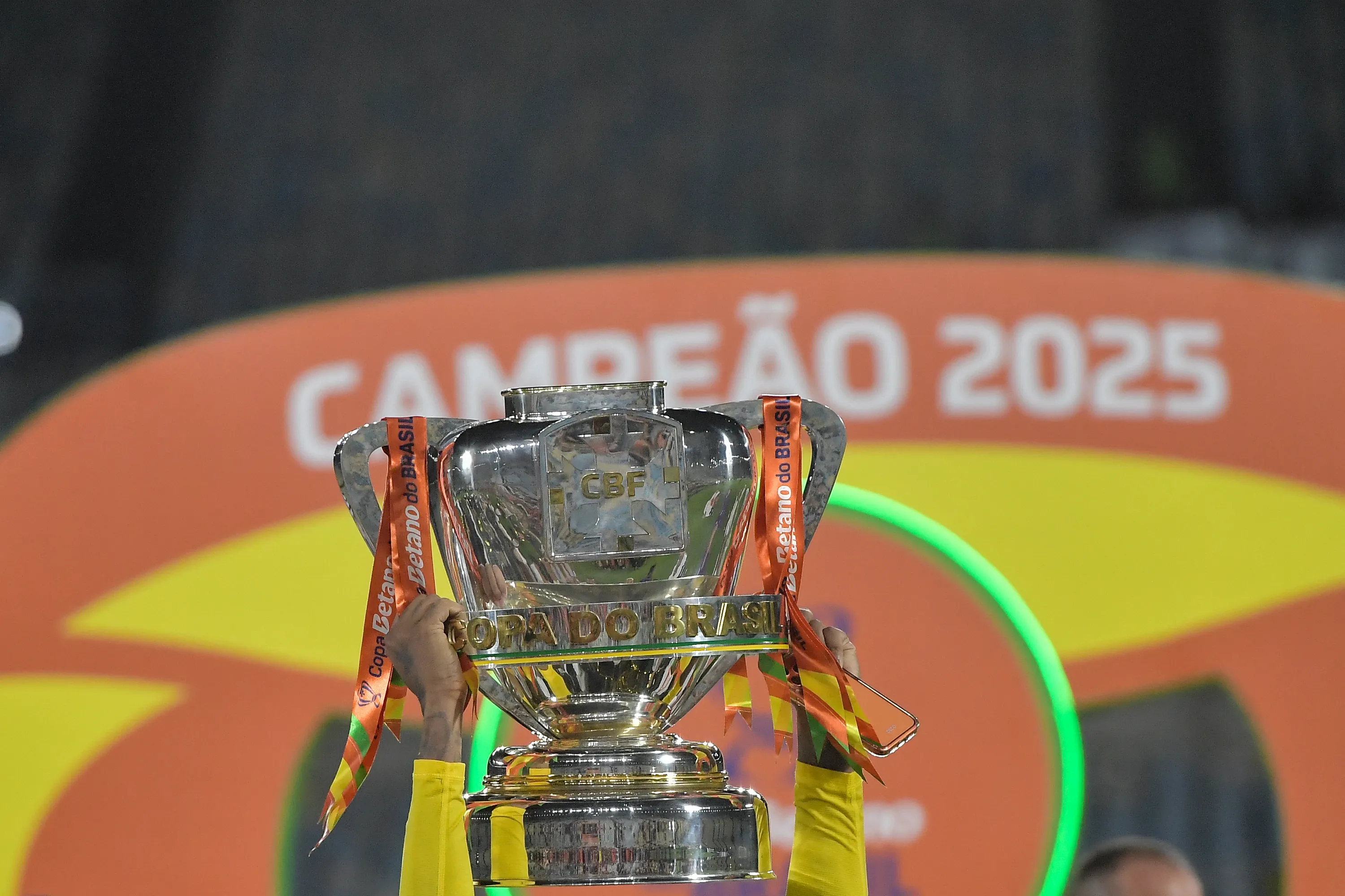 detalhe da taca  do Corinthians ] titulo de campeao apos partida contra o Vasco no estadio Maracana pela decisao do campeonato Copa Do Brasil 2025. Foto: Thiago Ribeiro/AGIF