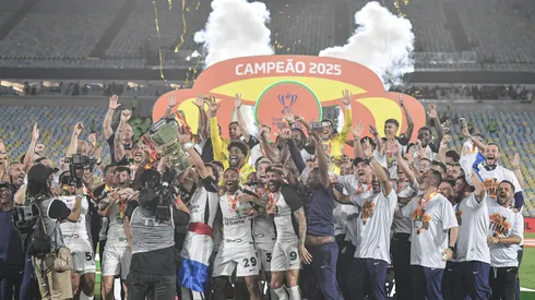 jogadores do Corinthians levantam a taca de campeao durante cerimonia de premiacao ao final da partida contra o Vasco no estadio Maracana pela decisao do campeonato Copa Do Brasil 2025. Foto: Thiago Ribeiro/AGIF