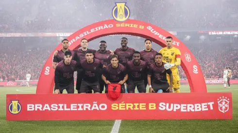 Jogadores do Athletico-PR posam para foto antes na partida contra America-MG no estadio Arena da Baixada pelo campeonato Brasileiro B 2025. Foto: Robson Mafra/AGIF