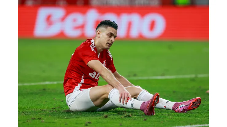 Borre jogador do Internacional lamenta durante partida contra o Santos no estadio Beira-Rio pelo campeonato Brasileiro A 2025. Foto: Luiz Erbes/AGIF