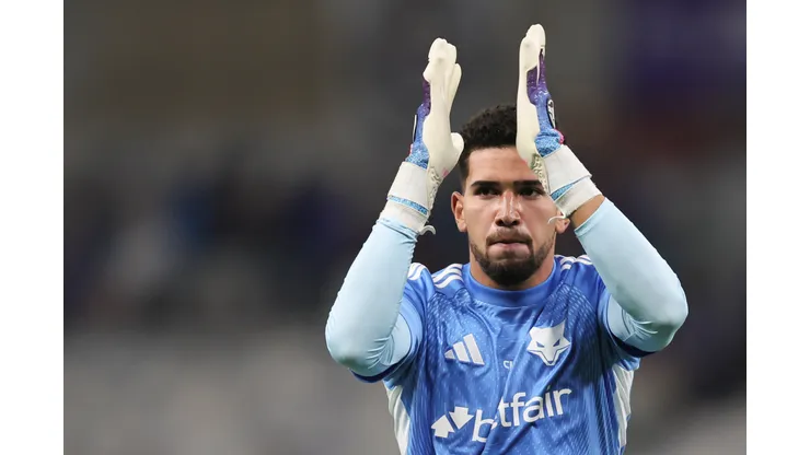 Leo Aragao jogador do Cruzeiro durante aquecimento antes da partida contra o Fortaleza no estadio Mineirao pelo campeonato Brasileiro A 2025. Foto: Gilson Lobo/AGIF