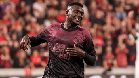 Viveros jogador do Athletico-PR lamenta durante partida contra o America-MG no estadio Arena da Baixada pelo campeonato Brasileiro B 2025. Foto: Robson Mafra/AGIF