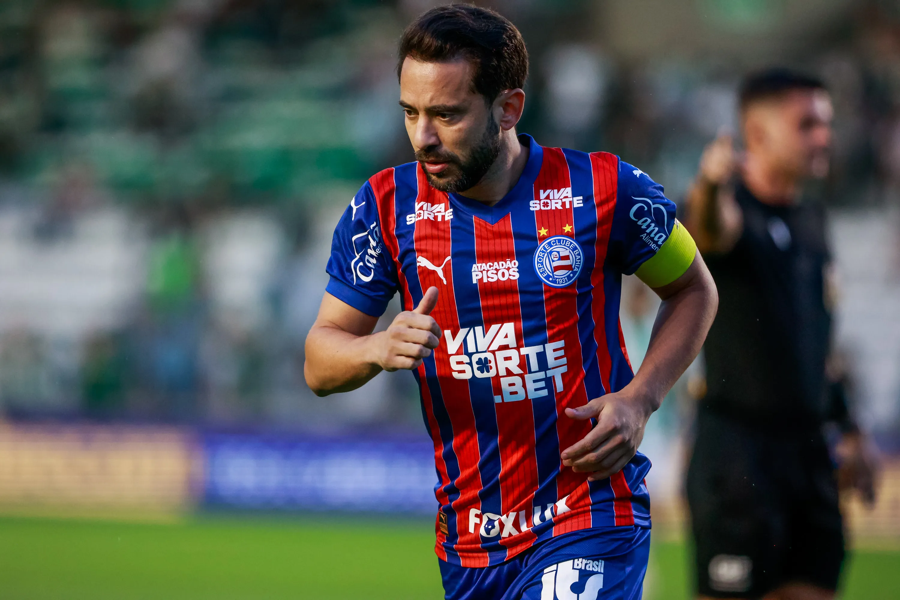Everton Ribeiro jogador do Bahia durante partida contra o Juventude no estadio Alfredo Jaconi pelo campeonato Brasileiro A 2025. Foto: Luiz Erbes/AGIF