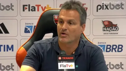 Spindel, diretor do Flamengo na época, em entrevista coletiva (Imagem: Reprodução/ Flamengo)