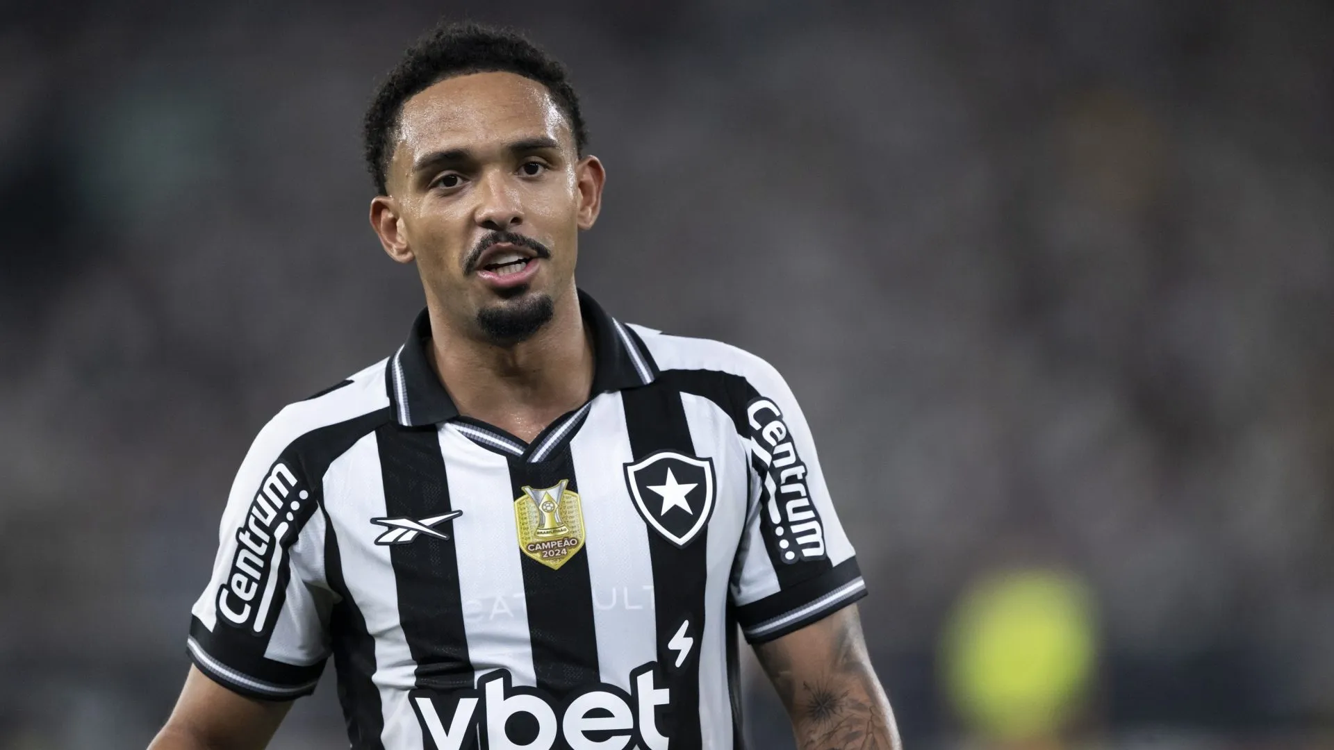 RJ – RIO DE JANEIRO – 04/06/2025 – BRASILEIRO A 2025, BOTAFOGO X CEARA – Vitinho jogador do Botafogo durante partida contra o Ceara no estadio Engenhao pelo campeonato Brasileiro A 2025. Foto: Jorge Rodrigues/AGIF