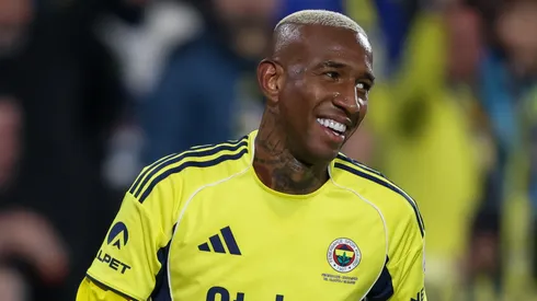 Anderson Talisca, do Fenerbahce, comemora após marcar o segundo gol de sua equipe durante a partida da Trendyol Süper Lig entre Fenerbahce SK e Konyaspor no Estádio Ulker Sukru Saracoglu em 15 de dezembro de 2025 em Istambul, Turquia. (Foto de Ahmad Mora/Getty Images)