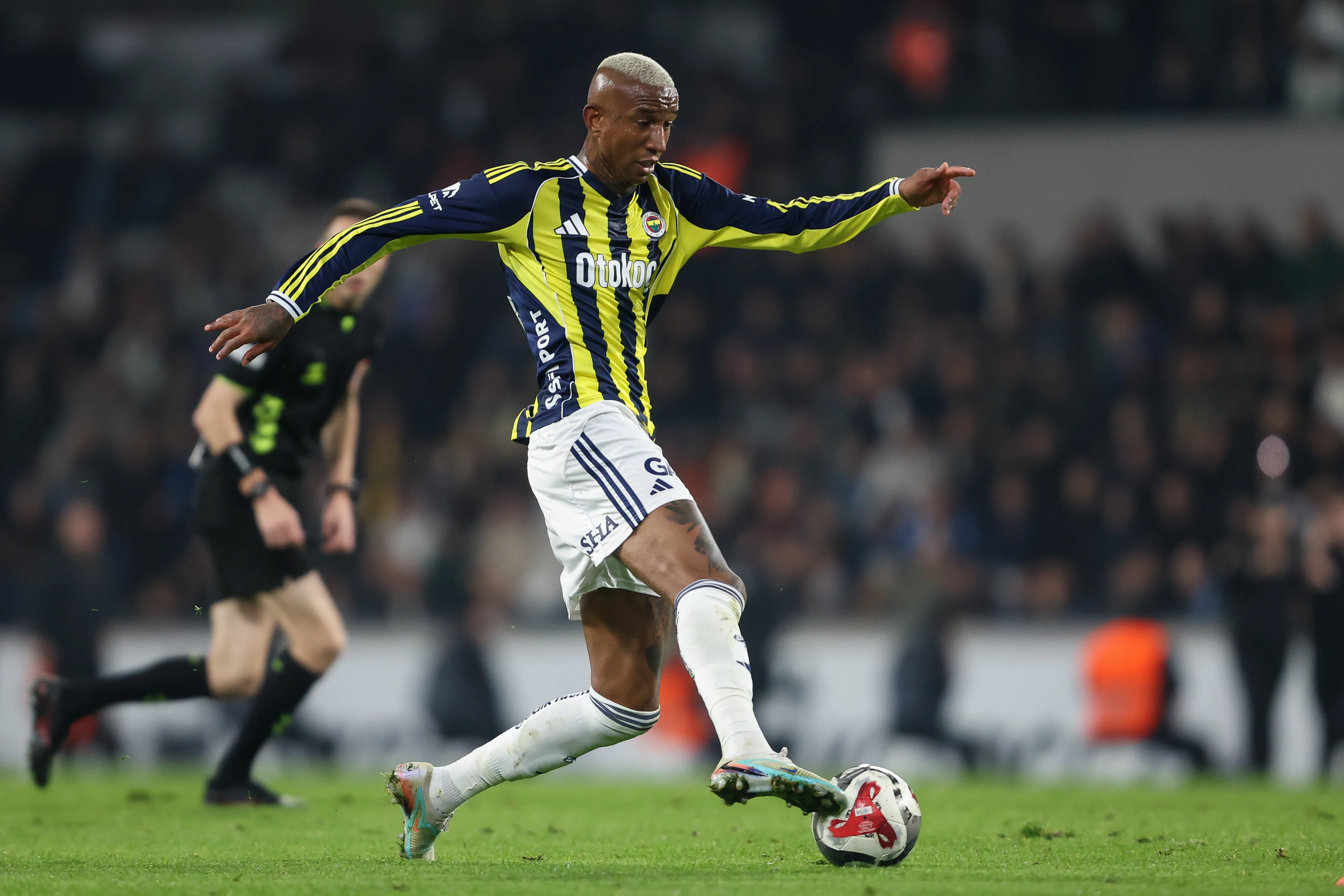 ISTANBUL, TURKEY – DECEMBER 6: Talisca of Fenerbahce controls the ball during the Trendyol Süper Lig match between Rams Basaksehir FK and Fenerbahce SK at Basaksehir Fatih Terim Stadyumu on December 6, 2025 in Istanbul, Turkey. (Photo by Ahmad Mora/Getty Images)