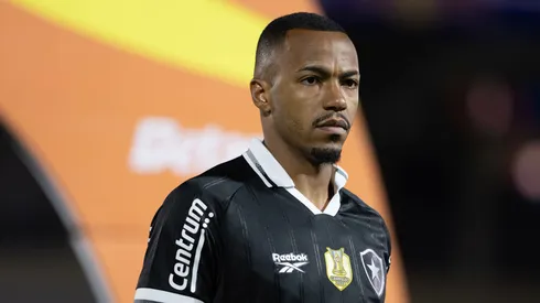 SP – BRAGANCA PAULISTA – 06/08/2025 – COPA DO BRASIL 2025, BRAGANTINO X BOTAFOGO – Marlon Freitas jogador do Botafogo deixa o campo apos partida contra o Bragantino no estadio Cicero De Souza Marques pelo campeonato Copa Do Brasil 2025. Foto: Joisel Amaral/AGIF