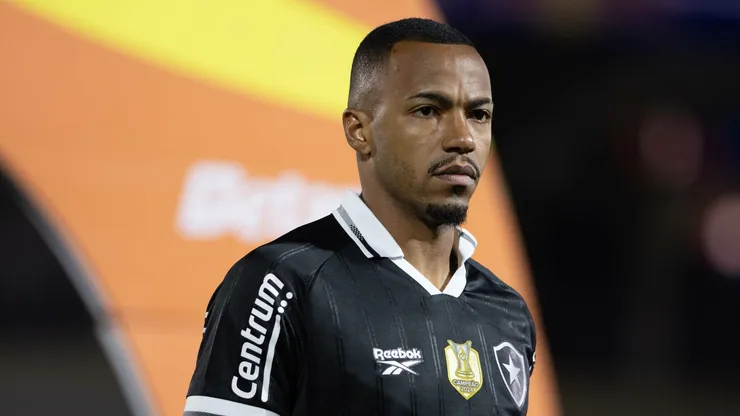 SP - BRAGANCA PAULISTA - 06/08/2025 - COPA DO BRASIL 2025, BRAGANTINO X BOTAFOGO - Marlon Freitas jogador do Botafogo deixa o campo apos partida contra o Bragantino no estadio Cicero De Souza Marques pelo campeonato Copa Do Brasil 2025. Foto: Joisel Amaral/AGIF