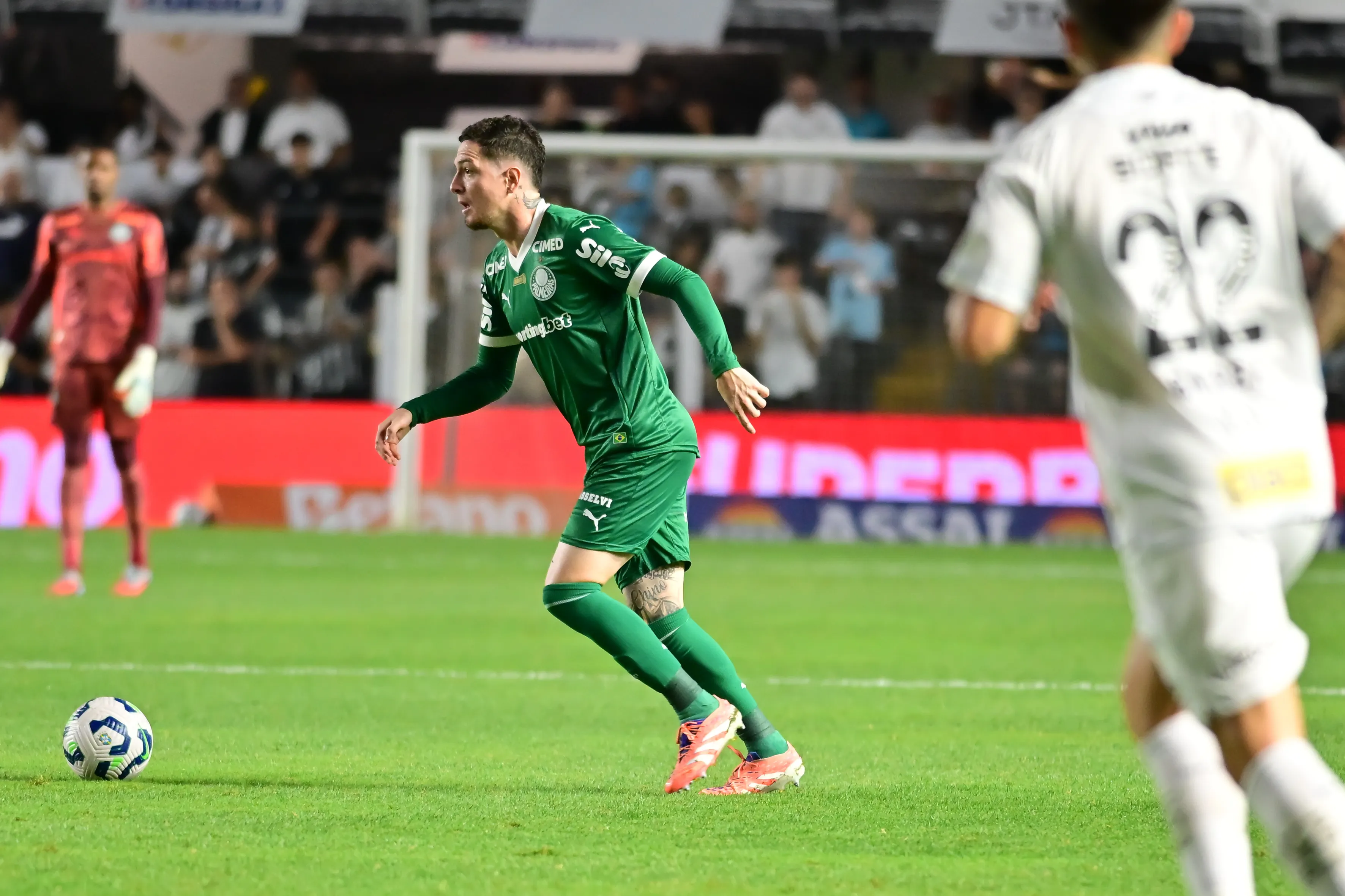 SP – SANTOS – 15/11/2025 – BRASILEIRO A 2025, SANTOS X PALMEIRAS – Anibal Moreno jogador do Palmeiras durante partida contra o Santos no estadio Vila Belmiro pelo campeonato Brasileiro A 2025. Foto: Jota Erre/AGIF