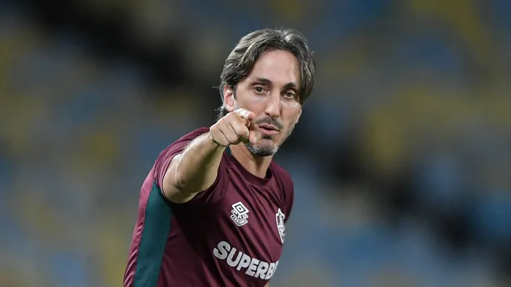 Luis Zubeldía técnico do Fluminense durante partida contra o Internacional no estádio Maracanã pelo campeonato Brasileiro A 2025. Foto: Thiago Ribeiro/AGIF
