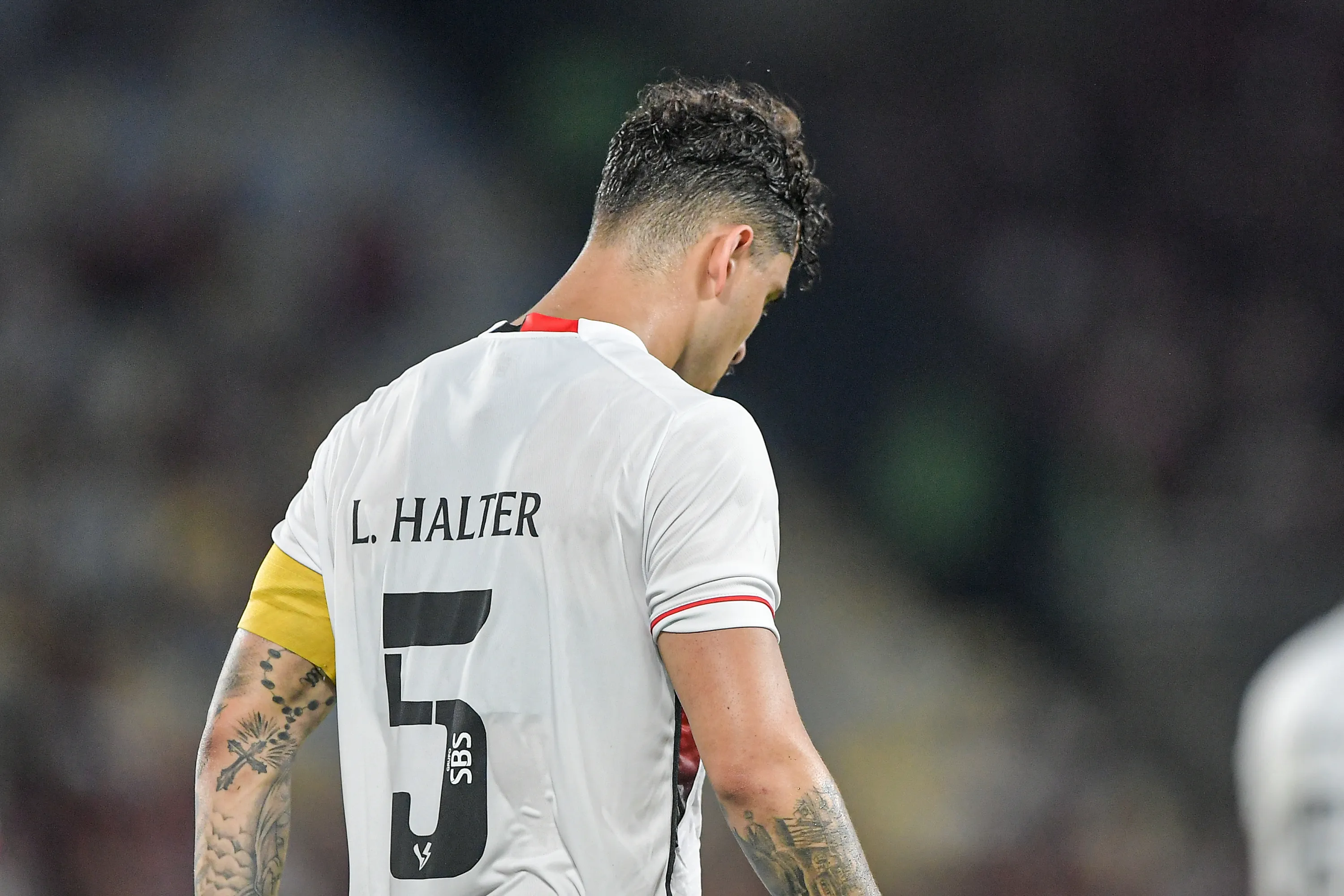 Lucas Halter jogador do Vitoria lamenta derrota ao final da partida contra o Flamengo no estadio Maracana pelo campeonato Brasileiro A 2025. Foto: Thiago Ribeiro/AGIF