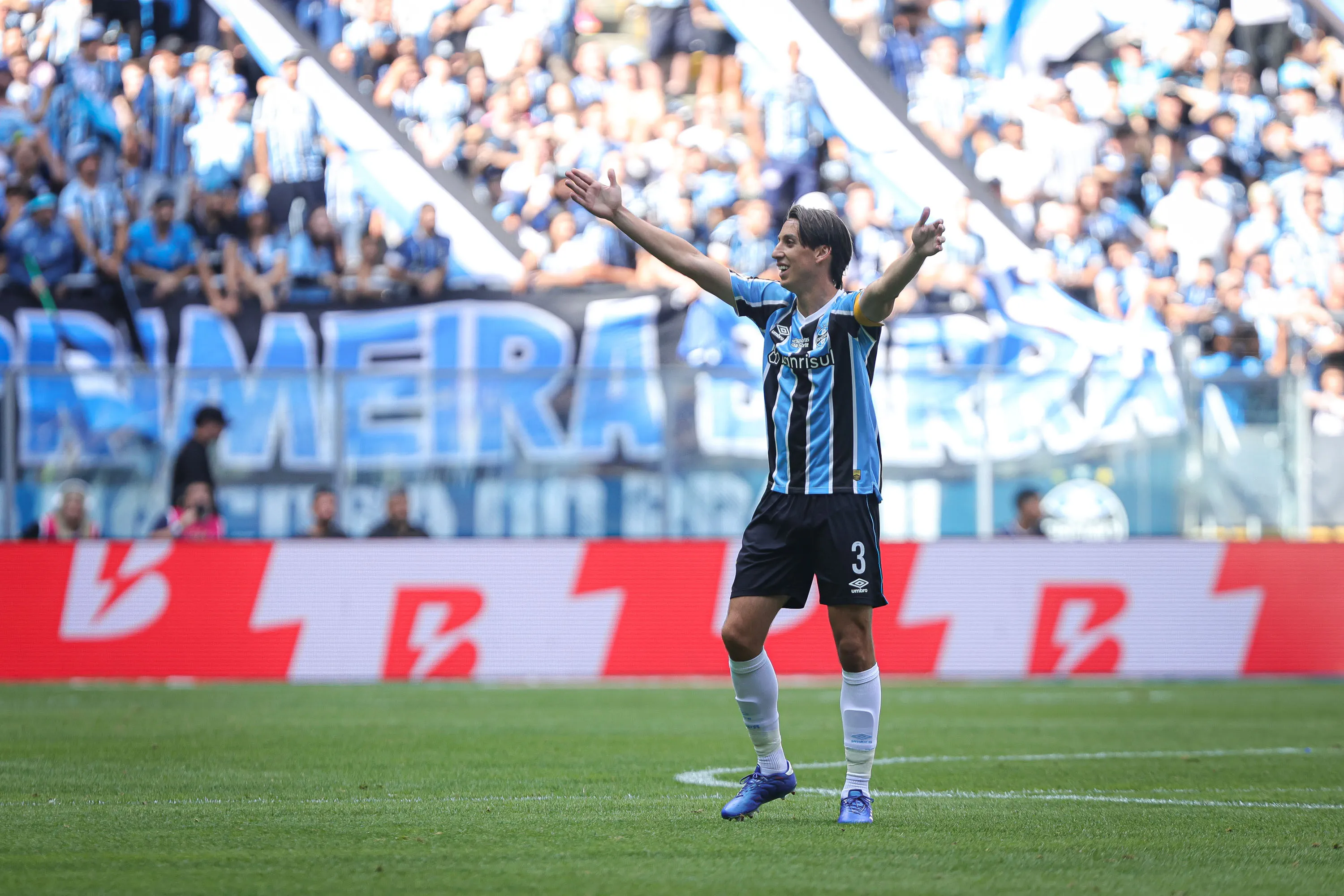 RS – PORTO ALEGRE – 08/12/2024 – BRASILEIRO A 2024, GREMIO X CORINTHIANS – Pedro Geromel jogador do Gremio durante partida contra o Corinthians no estadio Arena do Gremio pelo campeonato Brasileiro A 2024. Foto: Maxi Franzoi/AGIF