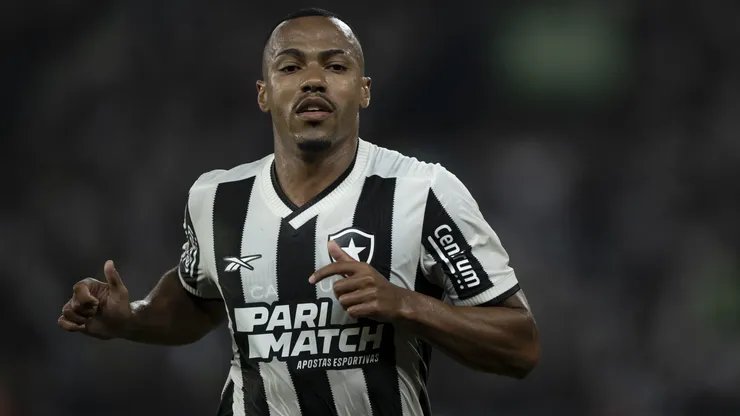 Marlon Freitas em campo pelo Botafogo