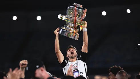Romero erguendo o troféu da Copa do Brasil 2025. Foto: Ettore Chiereguini/AGIF