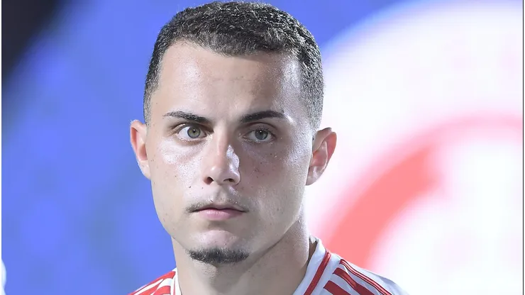 Bruno Gomes durante confronto entre Vitória x Internacional no Brasileirão de 2025.