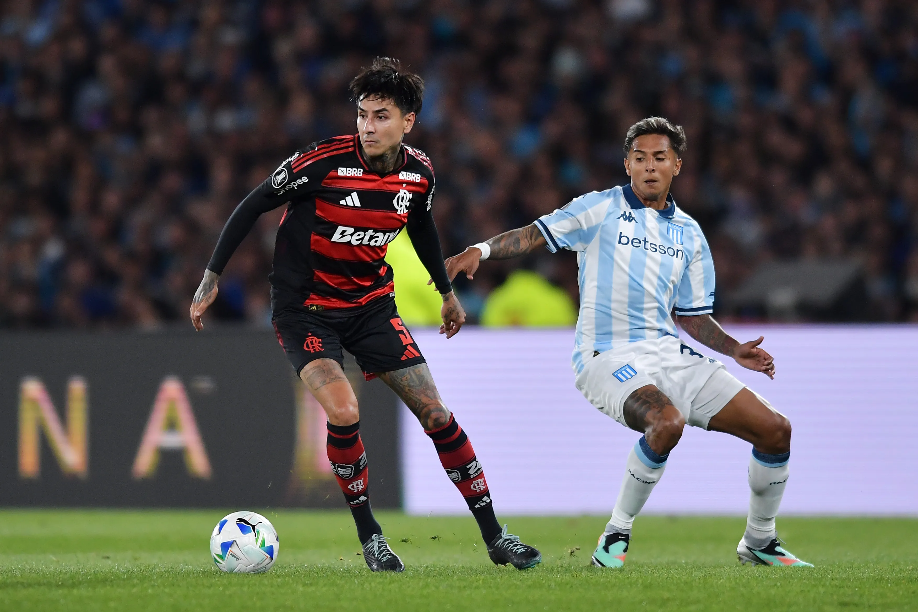 Agustín Almendra atuando em Racing x Flamengo em 2025 – (Photo by Marcelo Endelli/Getty Images)