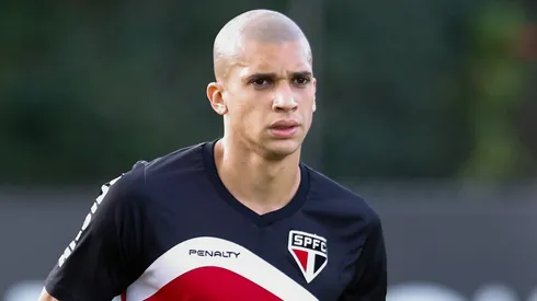 Matheus Dória durante treinamento do São Paulo em 2015.