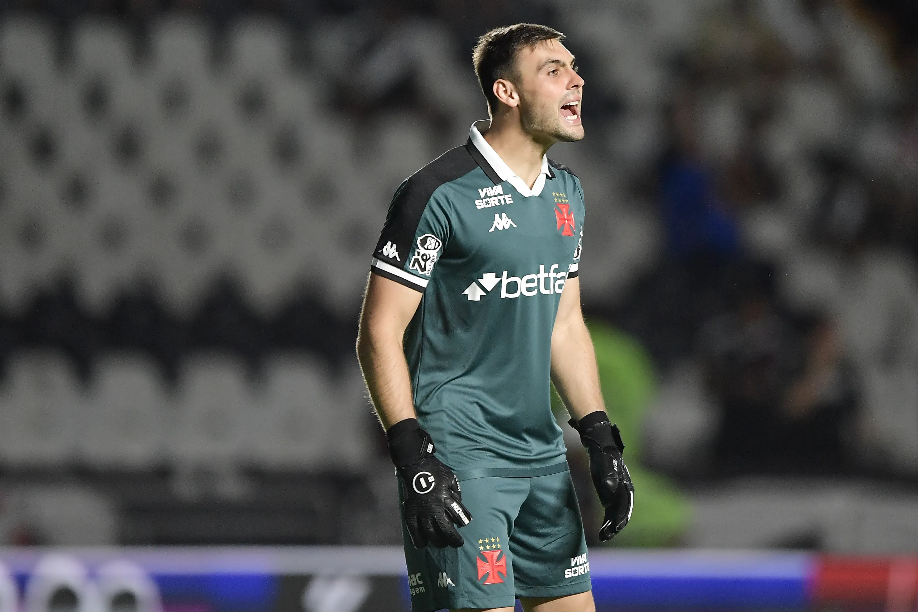 Daniel Fuzato, goleiro do Vasco, durante partida contra o Bangu – Foto: Thiago Ribeiro/AGIF