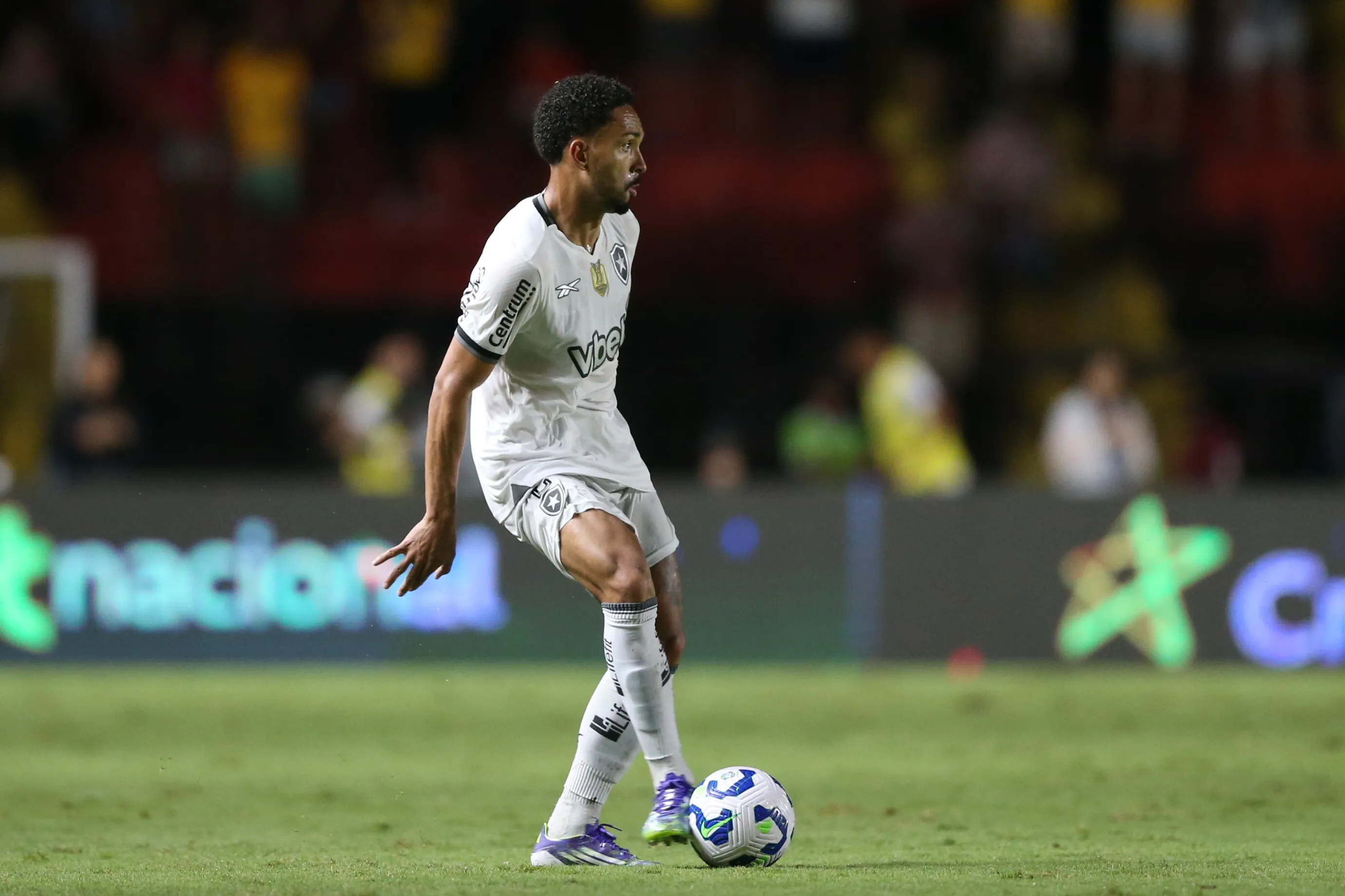 Vitinho com a camisa do Botafogo –  Foto: Marlon Costa/AGIF