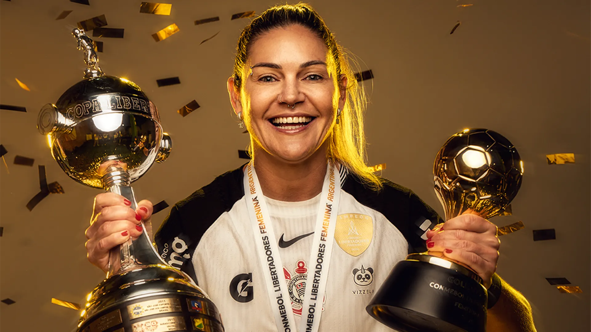 Gabi Zanotti posa para foto com a taça da Libertadores e com o prêmio de melhor jogadora da competição