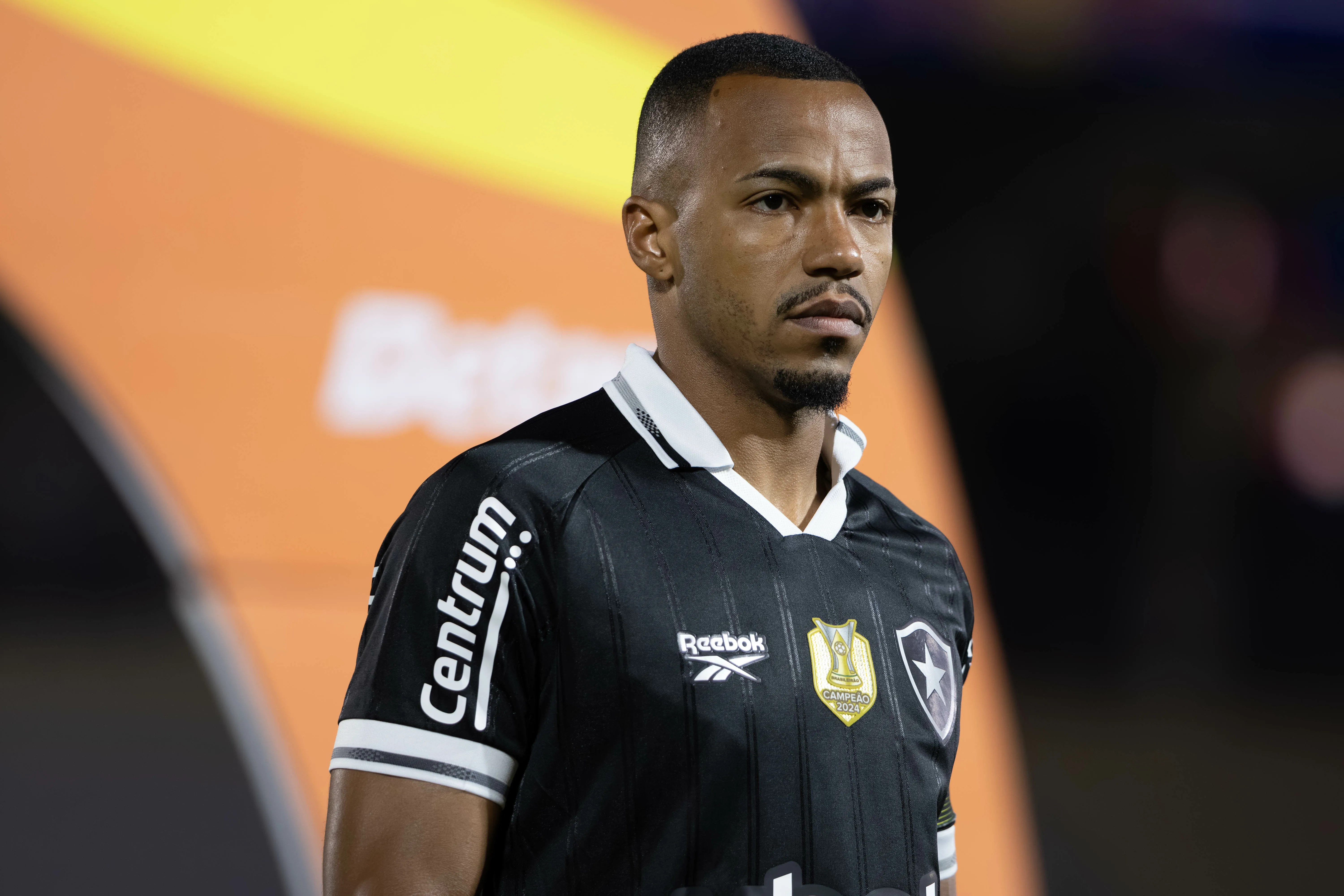 Marlon Freitas jogador do Botafogo deixa o campo apos partida contra o Bragantino no estadio Cicero De Souza Marques pelo campeonato Copa Do Brasil 2025. Foto: Joisel Amaral/AGIF