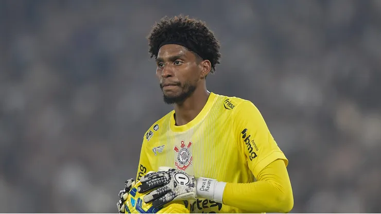 Hugo Souza ainda pode deixar o Corinthians.