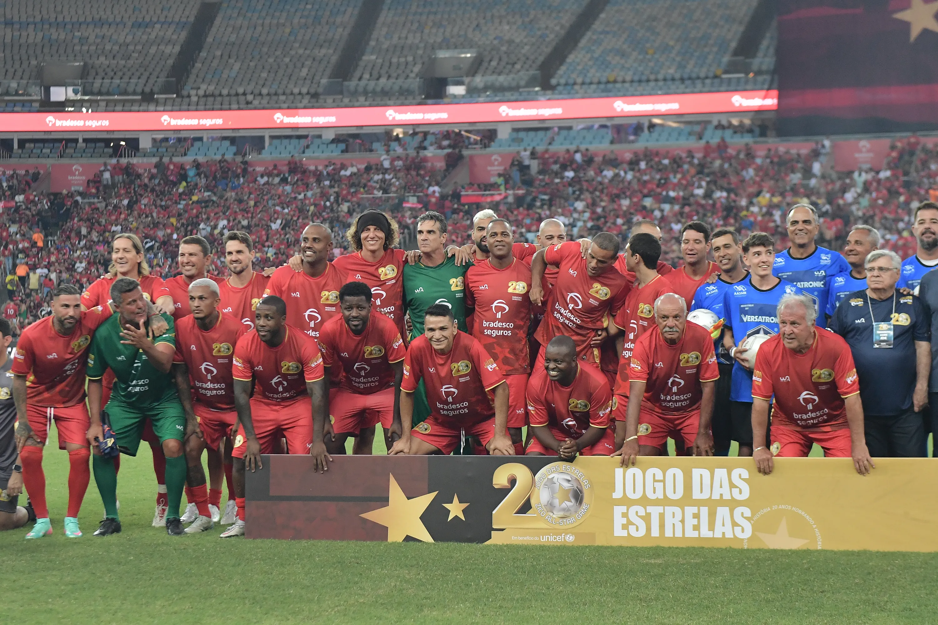 Jogadores do time Vermelho posam para foto antes na partida contra Time Branco no estadio Maracana pelo campeonato Jogo das estrelas 2024. Foto: Thiago Ribeiro/AGIF