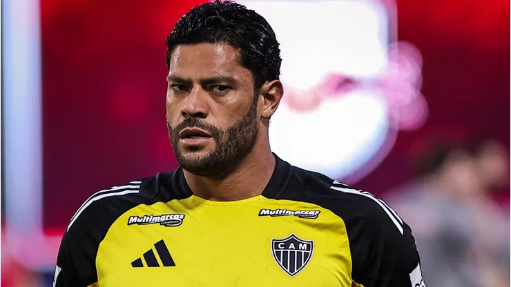 Hulk durante aquecimento para partida contra o Bragantino no Brasileirão de 2025.