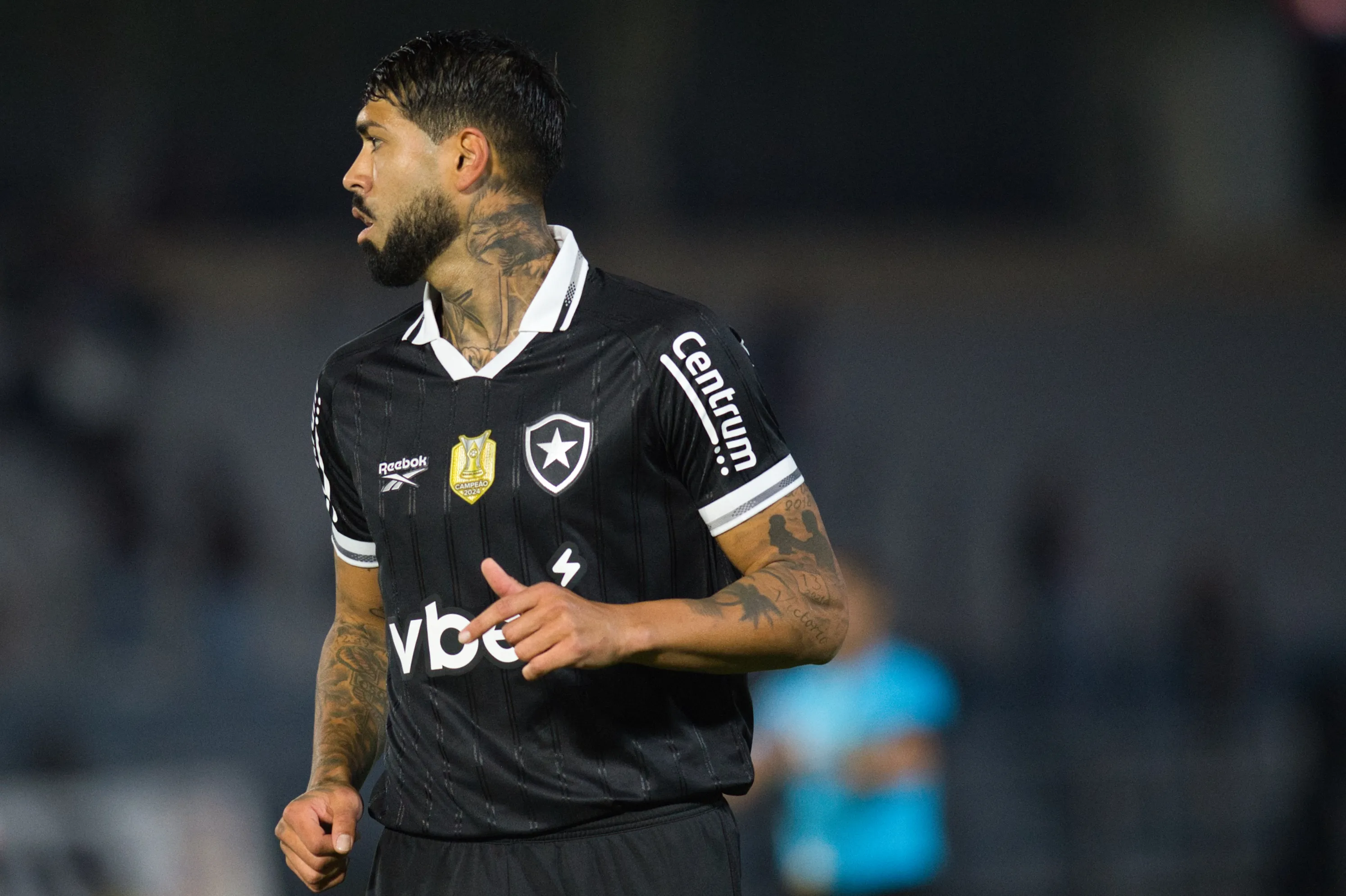 Alexander Barboza jogador do Botafogo durante partida contra o Bragantino no estadio Cicero De Souza Marques pelo campeonato Copa Do Brasil 2025. Foto: Anderson Romao/AGIF