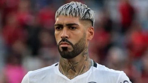 Alexander Barboza jogador do Botafogo durante execucao do hino nacional antes da partida contra o Athletico-PR no estadio Arena da Baixada pelo campeonato Brasileiro A 2024. Foto: Robson Mafra/AGIF