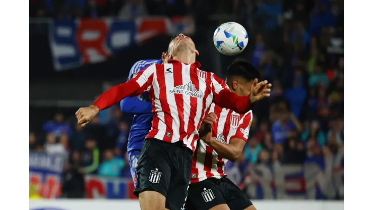 SANTIAGO, CHILE - MAY 7: Roman Gomez of Estudiantes heads the ball during CONMEBOL Copa Libertadores match between Universidad de Chile and Estudiantes at Estadio Nacional Julio Martinez Pradanos on May 7, 2025 in Santiago, Chile. (Photo by Marcelo Hernandez/Getty Images)