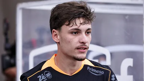 Breno Bidon durante confronto contra o Ceará no Campeonato Brasileiro de 2025.