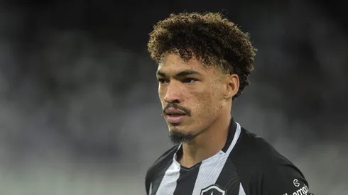 RJ – Rio de Janeiro – 17/09/2022 – BRASILEIRO A 2022, BOTAFOGO X CORITIBA – Adryelson jogador do Botafogo durante partida contra o Coritiba no estadio Engenhao pelo campeonato Brasileiro A 2022. Foto: Thiago Ribeiro/AGIF