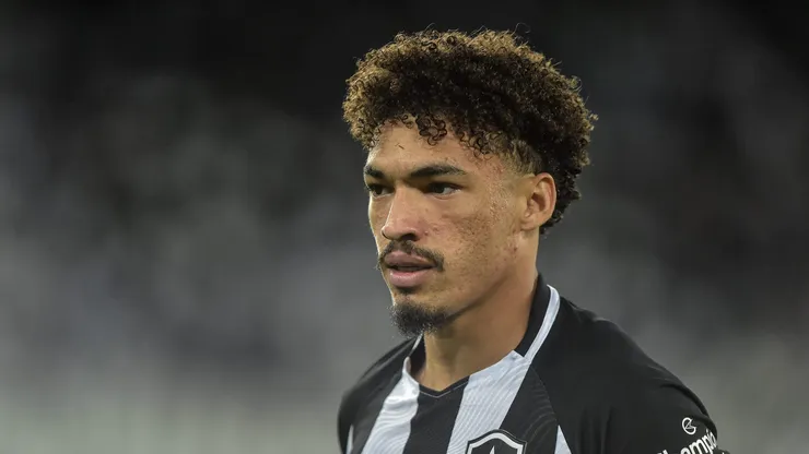 RJ - Rio de Janeiro - 17/09/2022 - BRASILEIRO A 2022, BOTAFOGO X CORITIBA - Adryelson jogador do Botafogo durante partida contra o Coritiba no estadio Engenhao pelo campeonato Brasileiro A 2022. Foto: Thiago Ribeiro/AGIF