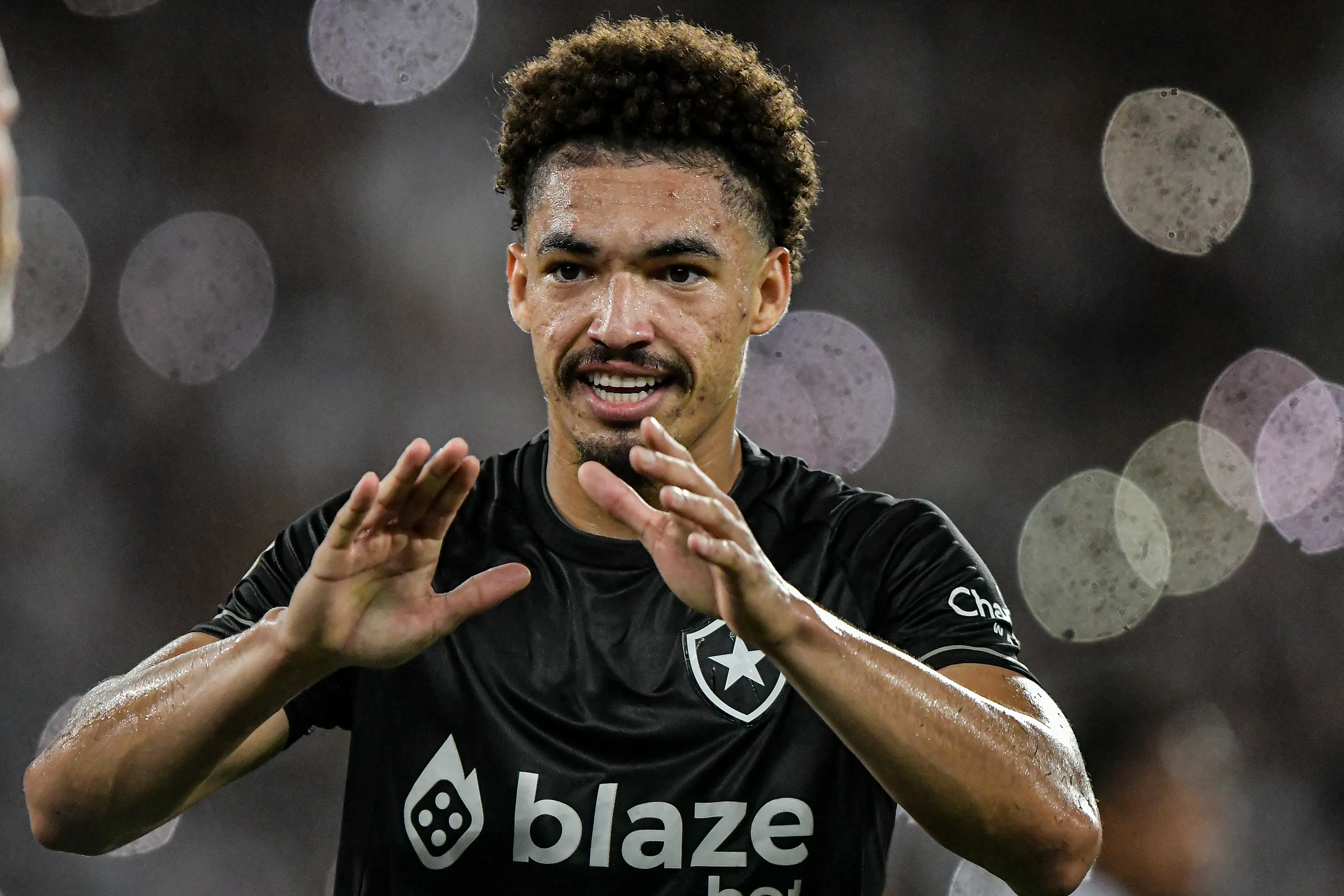 RJ – Rio de Janeiro – 10/11/2022 – BRASILEIRO A 2022, BOTAFOGO X SANTOS – Adryelson jogador do Botafogo durante partida contra o Santos no estadio Engenhao pelo campeonato Brasileiro A 2022. Foto: Thiago Ribeiro/AGIF