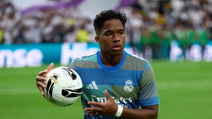 Endrick Felipe Moreira do Real Madrid se aquece antes da partida da LaLiga EA Sports entre Real Madrid CF e FC Barcelona no Estádio Santiago Bernabéu em 26 de outubro de 2025, em Madrid, Espanha. (Foto de Angel Martinez/Getty Images)